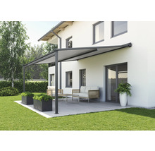 Terrasse mit Terrassenüberdachung, Gartenmöbeln und Bepflanzung
