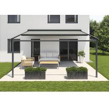 Terrassenüberdachung mit Möbeln auf Terrasse und Rasenfläche