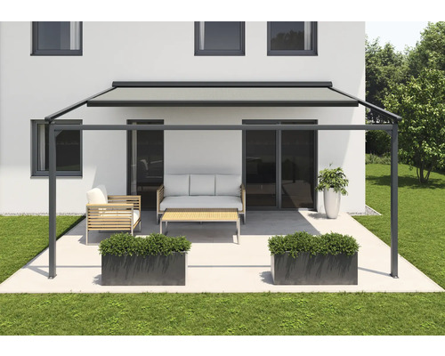 Terrassenüberdachung mit Möbeln auf Terrasse und Rasenfläche
