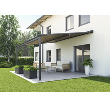 Terrasse mit Markise, Gartenmöbeln und Pflanzkübeln
