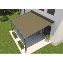 Pergola mit Sonnenschutz vor einem Haus