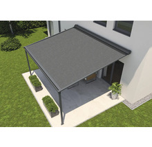 Terrassenüberdachung mit textilem Sonnenschutz und Pflanzenkübeln im Garten.