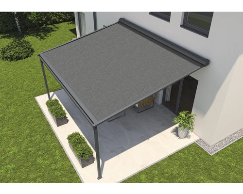 Terrassenüberdachung mit textilem Sonnenschutz und Pflanzenkübeln im Garten.