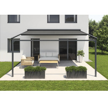 Terrasse mit Pergola, Gartenmöbeln und Bepflanzung