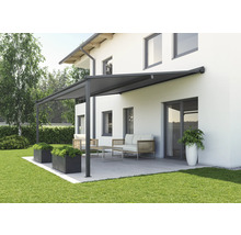 Terrasse mit Markise, Gartenmöbeln und Bepflanzung vor Hausfassade