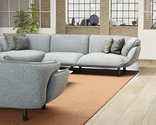 Salon avec canapé d''angle gris, fauteuil et tapis