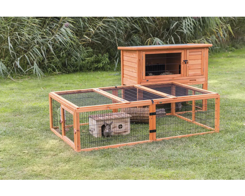 Holzstall mit Freilaufgehege für Kleintiere im Garten
