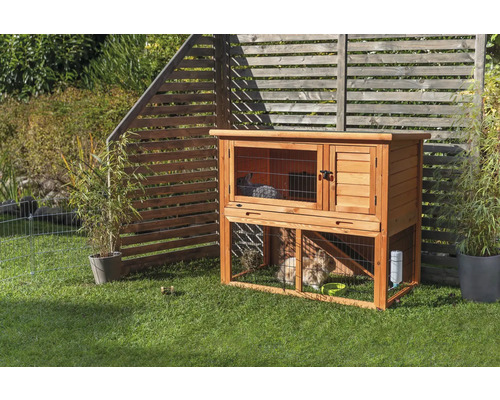 Holz-Kleintierstall mit zwei Kaninchen im Garten