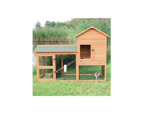 Clapier en bois avec enclos extérieur dans le jardin.