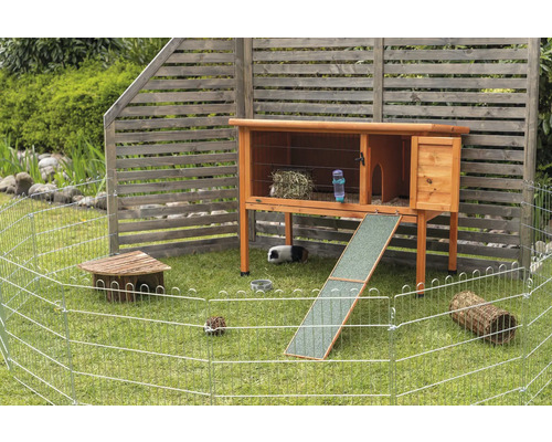 Photo extérieure d''un enclos en bois pour petits animaux avec rampe et enclos extérieur dans le jardin.