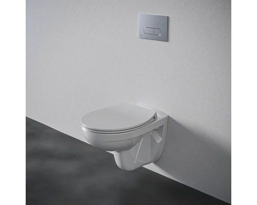 Wandhängendes WC mit Betätigungsplatte an der Wand montiert.