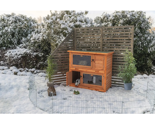 Clapier en bois pour petits animaux dans un jardin d''hiver avec un sol enneigé