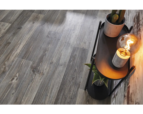 Sol avec panneaux imitation bois et table d''appoint avec décoration