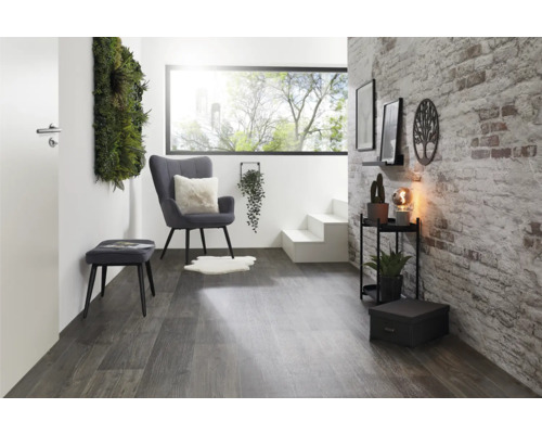 Salon moderne avec fauteuil, tabouret et éléments décoratifs