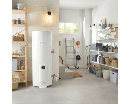 Chauffe-eau dans un espace de stockage lumineux avec des étagères et une échelle