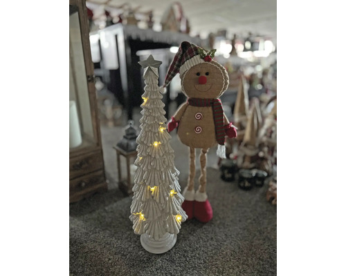 Dekorativer beleuchteter Weihnachtsbaum und Lebkuchenmann-Figur