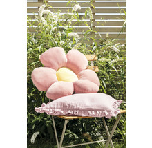 Gartenszene mit einem Stuhl, der mit einem blumenförmigen Kissen und einem rechteckigen Kissen dekoriert ist