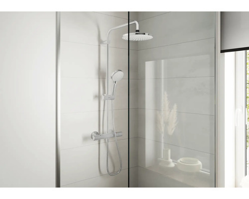Douche avec douche de tête et douchette à main dans une salle de bain moderne.