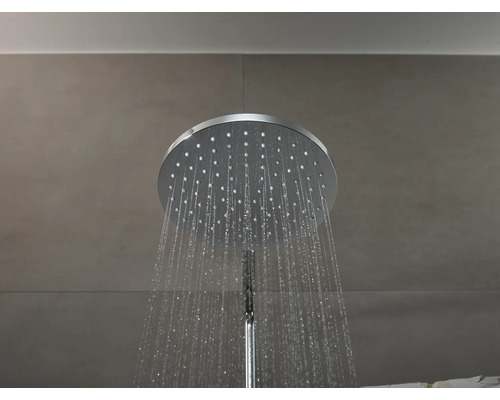 Pomme de douche de tête fonctionnant dans une salle de bains