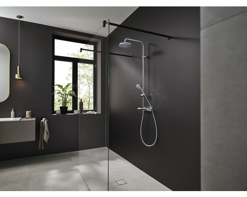 Salle de bain moderne avec douche, lavabo et fenêtre pour une ambiance lumineuse