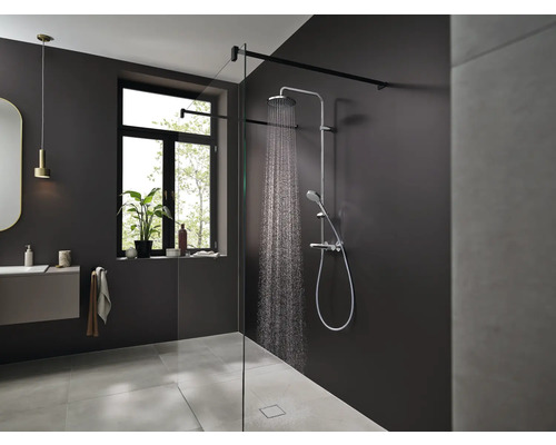 Salle de bain moderne avec douche, lavabo et fenêtre pour une ambiance lumineuse et conviviale.