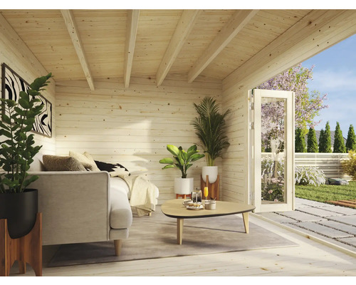 Cabane en bois clair avec canapé, table et plantes à l''intérieur et porte ouverte sur le jardin