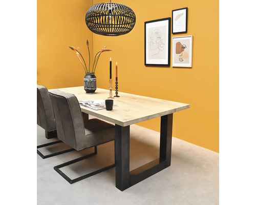 Table de salle à manger avec chaises, décoration et suspension pour la salle à manger