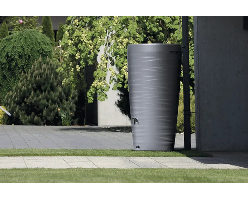 Regentonne im Garten zur Regenwassernutzung