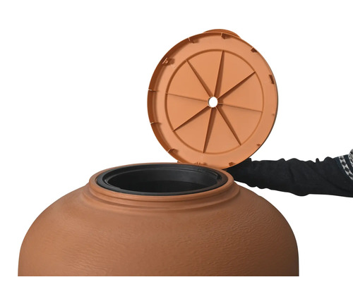 Regentonne mit geöffnetem Deckel für die Gartenbewässerung