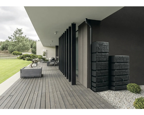 Moderne Terrasse mit Regenwassertanks in Steinoptik