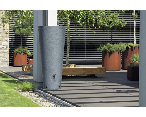 Regentonne im Garten mit Holzterrasse und Pflanzkübeln