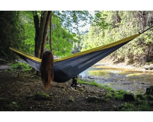 Scène avec une femme se détendant dans un hamac dans les bois
