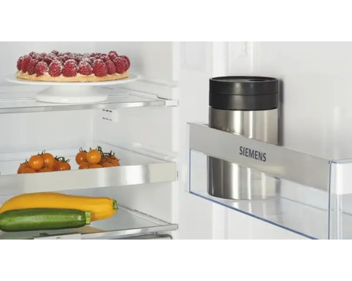 Innenraum eines Kühlschranks mit Lebensmitteln und Siemens Logo
