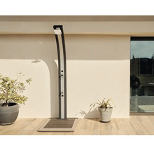 Gartendusche aus Metall mit Duschkopf und Armaturen auf Holzdeck