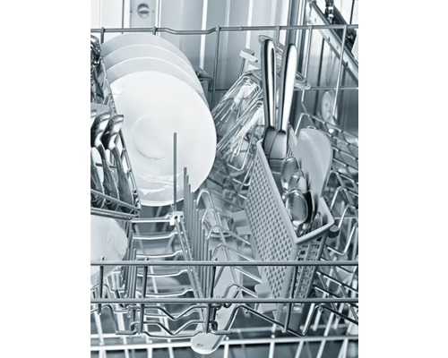 Geschirrspülmaschine mit Geschirr und Besteck im Innenraum