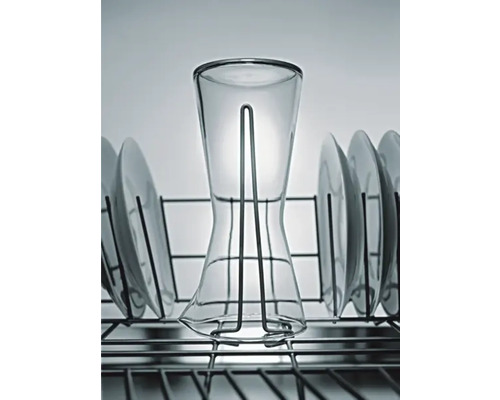 Klarglas im Abtropfgestell mit Tellern
