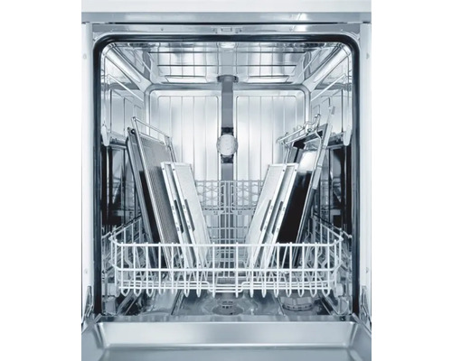 Innenansicht eines Geschirrspülers mit Grillrosten im Unterkorb.