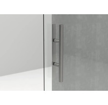 Griff aus Edelstahl an einer Duschkabine