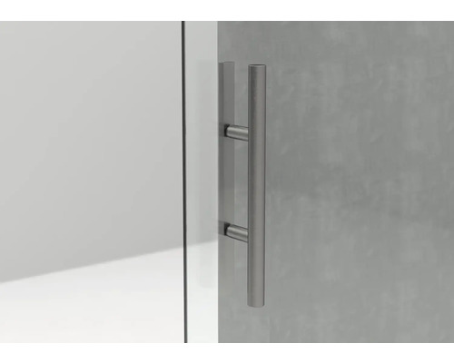 Griff aus Edelstahl an einer Duschkabine