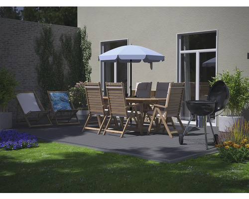 Scène de jardin avec table à manger, chaises, parasol et barbecue sur une terrasse.
