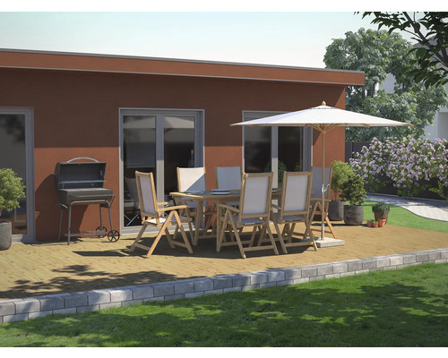 Aussenbereich mit Grill, Gartentisch, Stühlen und Sonnenschirm auf einer Holzterrasse.