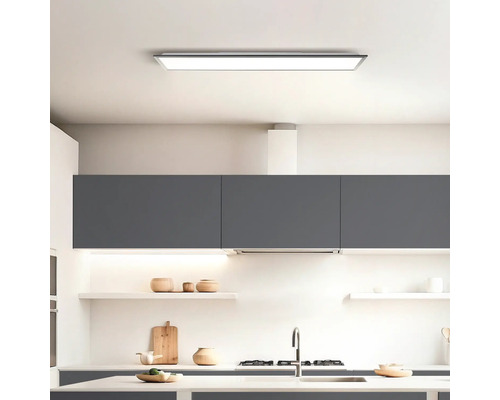 Cuisine lumineuse avec armoires de cuisine et plafonnier