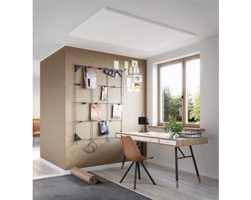 Espace de travail lumineux avec chauffage infrarouge au plafond, bureau et éléments décoratifs