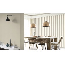 Salle à manger avec table, chaises, suspensions et papier peint rayé