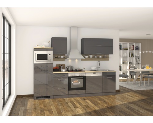 Moderne Küche mit Einbauschränken, Mikrowelle und Dunstabzugshaube in einem hellen Raum.