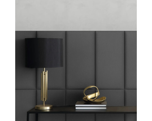 Coussin mural velours côtelé gris foncé aspect textile 30 x 60 cm Scène décorative avec une lampe de table, un livre et une sculpture sur une table