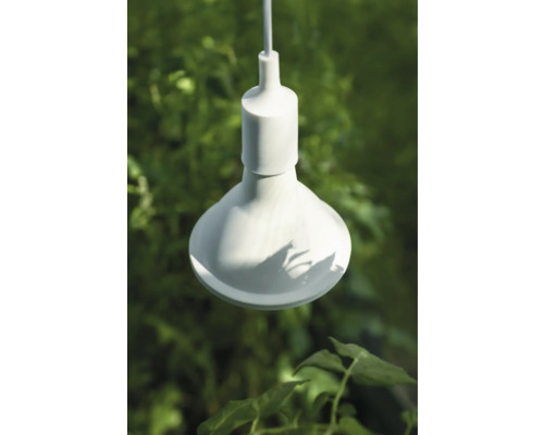 Weisse Gartenlampe mit Kabel vor grünem Hintergrund