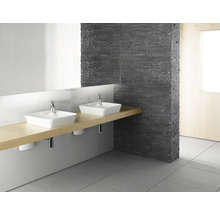 Modernes Badezimmer mit zwei quadratischen Aufsatzwaschbecken auf einer langen Holzablage