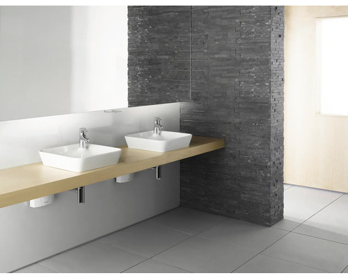 Modernes Badezimmer mit zwei quadratischen Aufsatzwaschbecken auf einer langen Holzablage