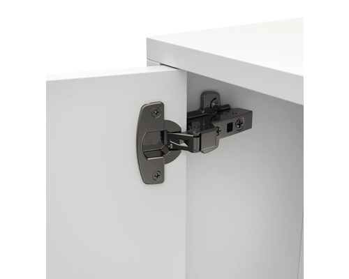 Charnière fixée sur une façade de meuble blanche